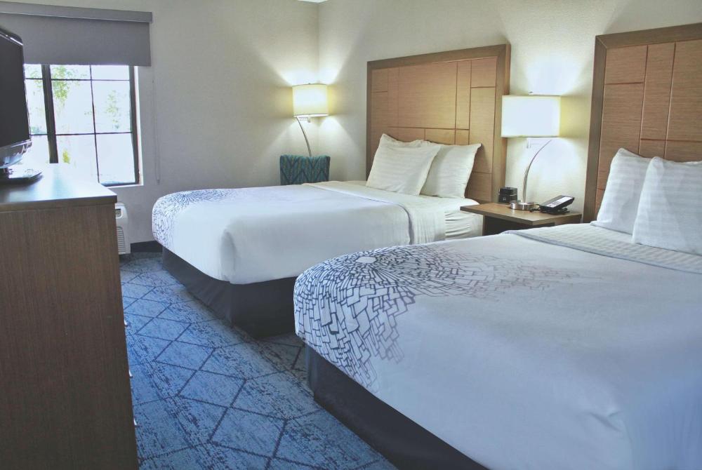 Deluxe Queen Room with Two Queen Beds interior